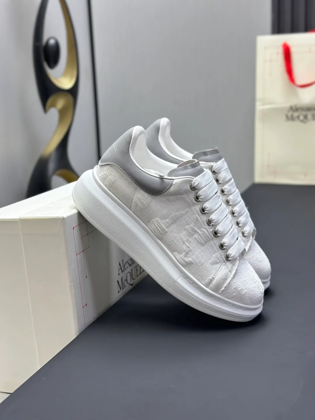 👟👟Ex-factory price 600👟👟 (🥇Top version produced in Dongguan🥇) A new upgrade of the classic McQueen white shoes. This upgrade of McQueen, which has been done for 4 consecutive years, will definitely bring you the most cost-effective ALEXANDER MCQUEEN classic in the market. If you are not confident about the quality of such a classic and world-destroying model, there is really no need to put it on the table🔙.  Purchased original version from HK counter, various demolitions.  All kinds of PKs are welcome💥.  (Anyone who has the original version at the stall is welcome🆚) The thick sole perfectly increases the elongated visual effect. The most perfect proportion of the shoe body is this last shape. The logo font on the rear tail is printed in small fonts. The logo on the foot is made of genuine leather with air-pressed colorless process. We will always update the color with the counter. 🔘Upper: genuine customized environmentally friendly full-grain cowhide 🔘Inner lining: imported mixed sheepskin (the genuine product is also sheepskin, not the cheap cowhide on the market) 🔘Sole: Exclusive molded TPU➕rubber injection molded layered outsole, (purple tail, pink tail, red tail, burgundy tail, rose gold tail sequin series, Velcro men's model needs to be customized, non-returnable) 🔘Code number 34-44 (women's size 34.40 is custom-made).